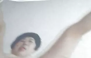 XXX Wanita dewasa berlutut di contoh cerpen di majalah depan suaminya dan memberinya blowjob.